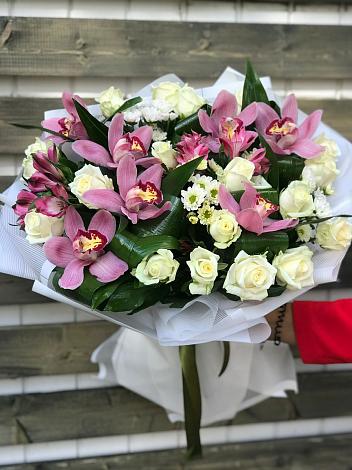 Букет цветов из: Розы и Хризантемы в Звенигороде