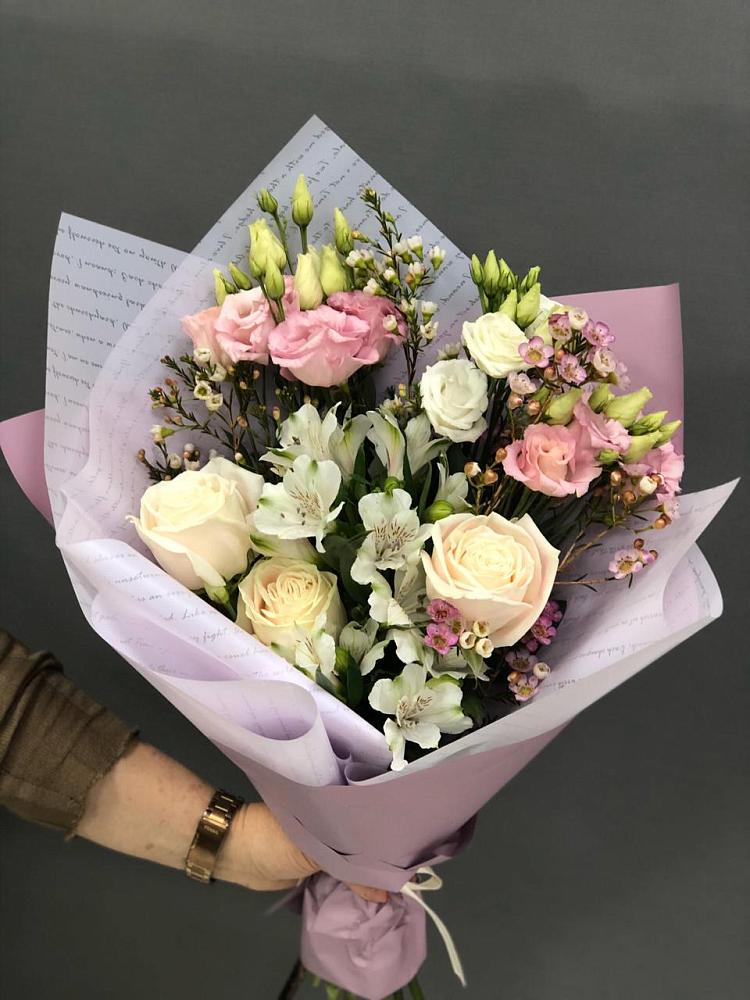 Букет цветов из: Альстромерии, Розы и Лизиантусы в Звенигороде