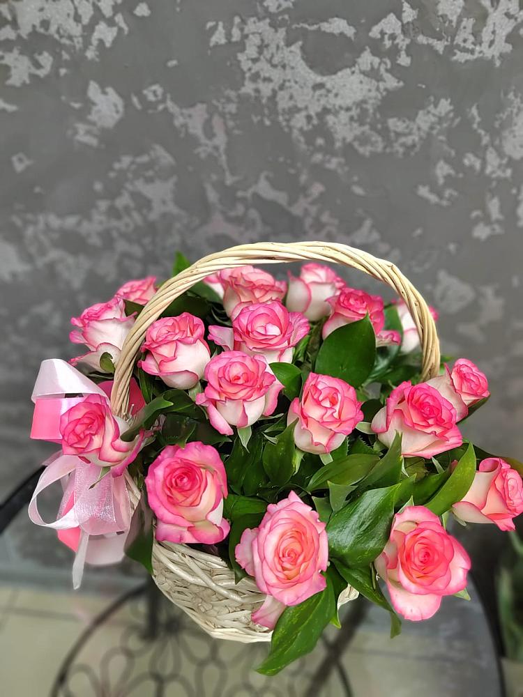 Цветочная композиция из Розы в корзине в Звенигороде