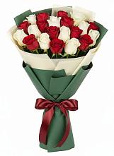 Букет Микс из красных и белых роз в Звенигороде