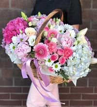 Цветочная композиция из Розы, Хризантемы, Пионы и Лизиантусы в корзине в Звенигороде