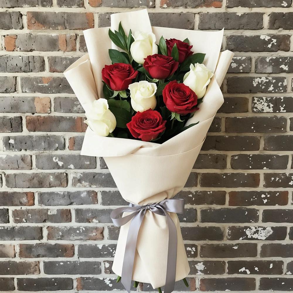 Букет красно-белые розы в Звенигороде Букет цветов из: Розы в Звенигороде