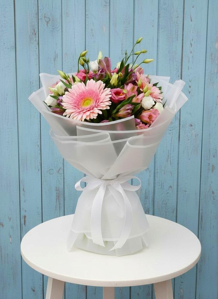 Букет цветов из: Герберы, Альстромерии и Лизиантусы в Звенигороде