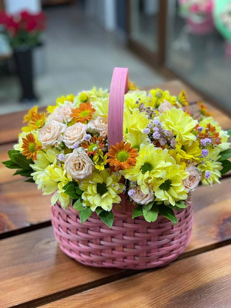 Цветочная композиция из Хризантемы и Розы в корзине в Звенигороде
