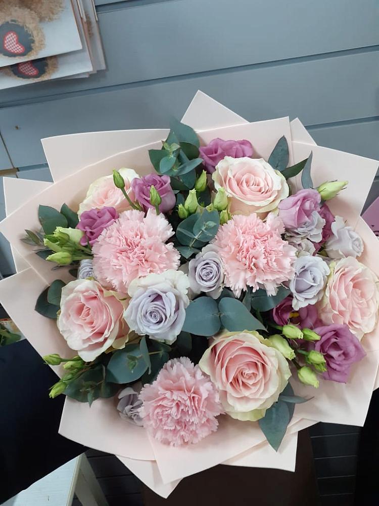 Букет обаятельный в Звенигороде Букет цветов из: Розы, Гвоздики и Лизиантусы в Звенигороде