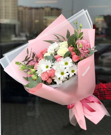 Букет цветов из: Розы, Лизиантусы и Хризантемы в Звенигороде