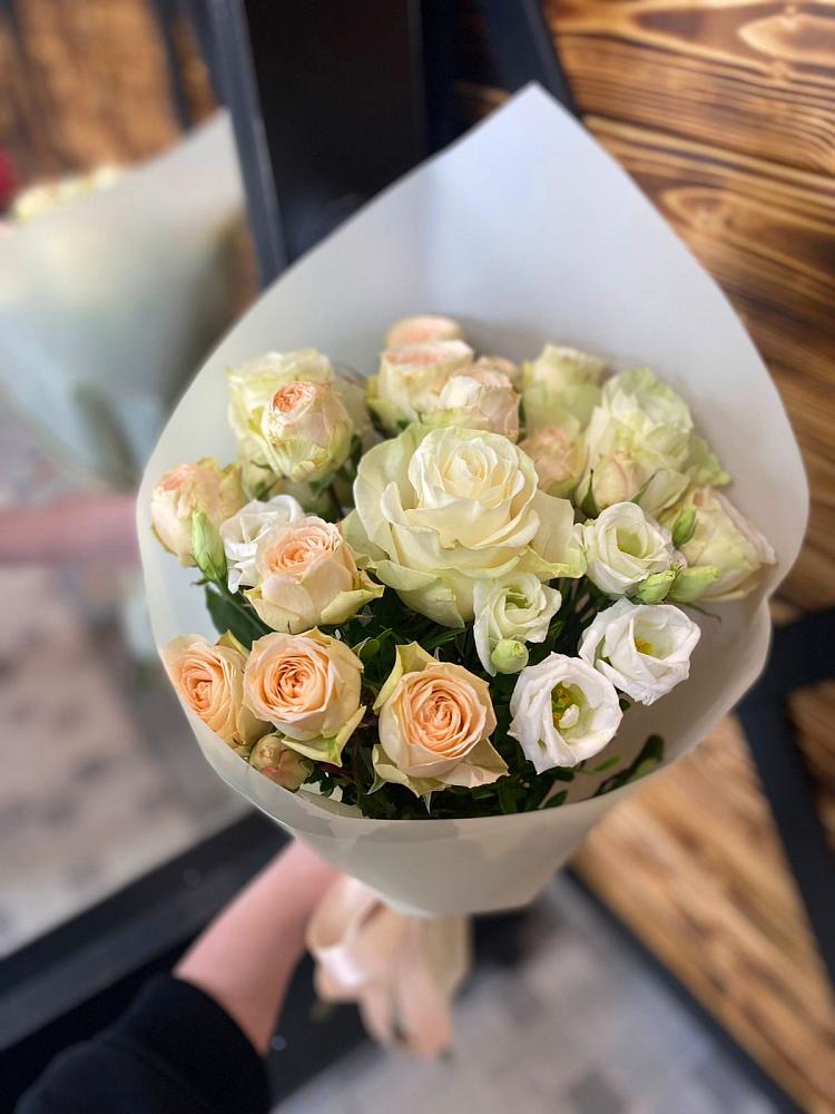 Букет цветов из: Розы и Лизиантусы в Звенигороде